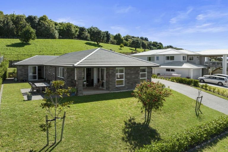 Photo of property in 43 Lakeside Terrace, Omokoroa, 3114