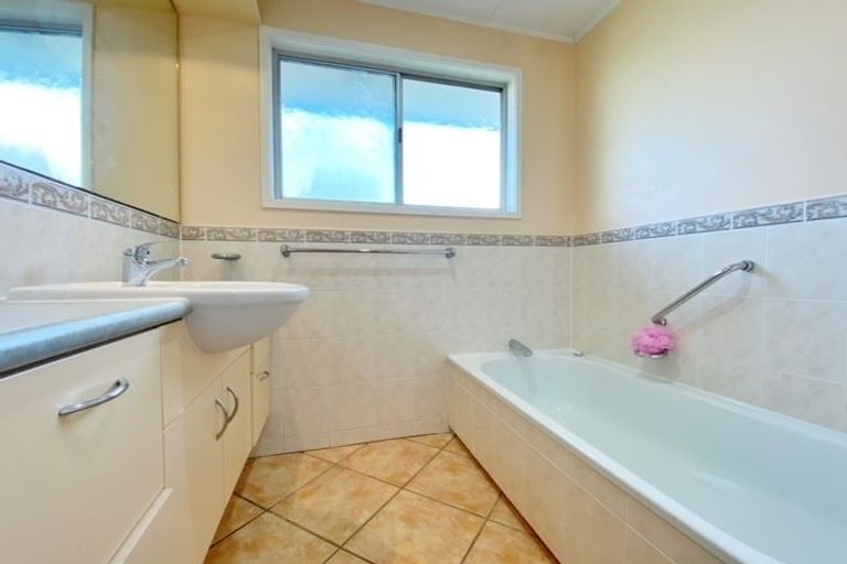 Photo of property in 67 Ravenwood Drive, Forrest Hill, Auckland, 0620