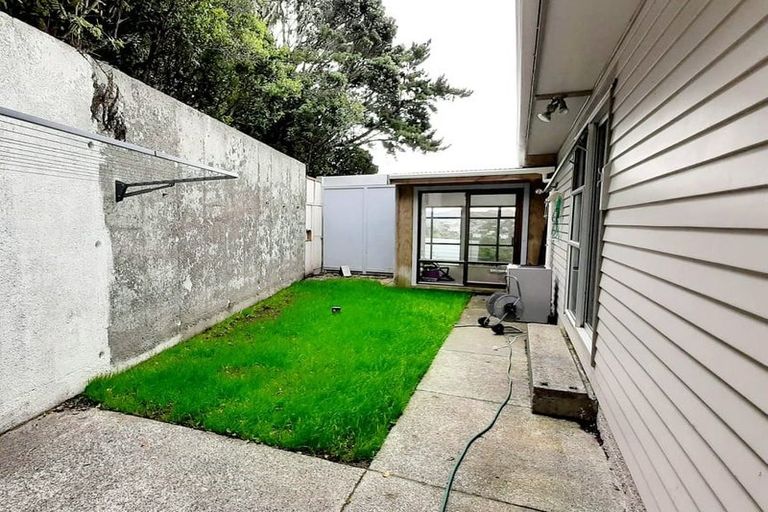 Photo of property in 33 Omega Street, Newlands, Wellington, 6037