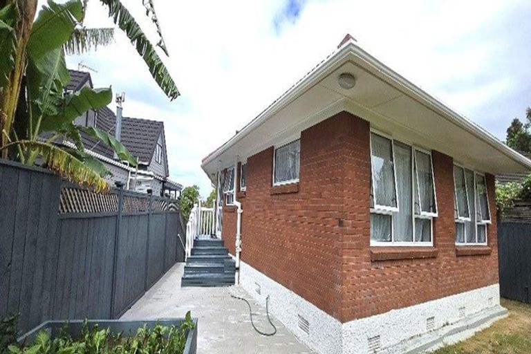 Photo of property in 19 James Evans Drive, Northcote, Auckland, 0627