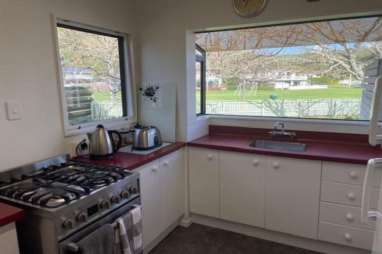 Photo of property in 6 Karawa Place, Kawakawa Bay, Papakura, 2585