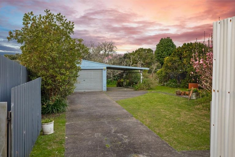 Photo of property in 7 Abbotleigh Avenue, Te Atatu Peninsula, Auckland, 0610