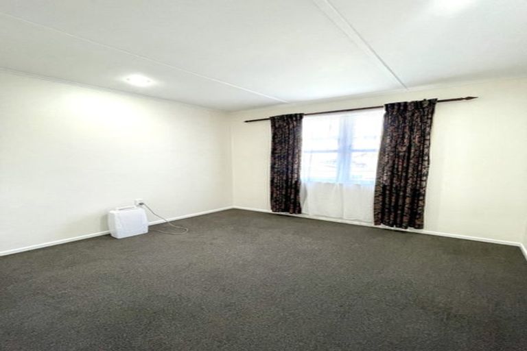 Photo of property in 4 Balmain Street, Newlands, Wellington, 6037