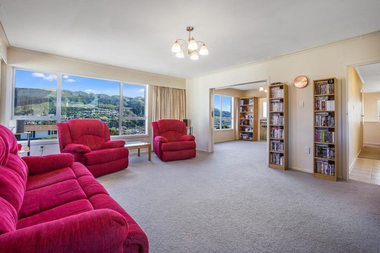 Photo of property in 2 Spicer Place, Tawa, Wellington, 5028