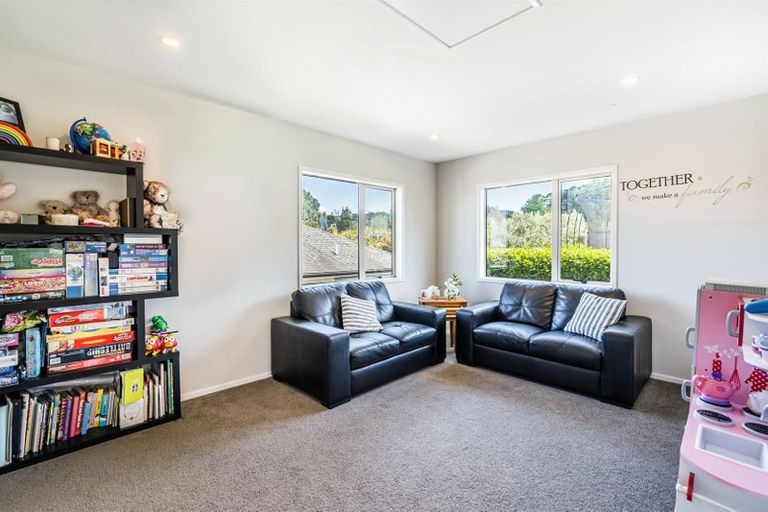Photo of property in 9 Namsan Close, Fairview Heights, Auckland, 0632