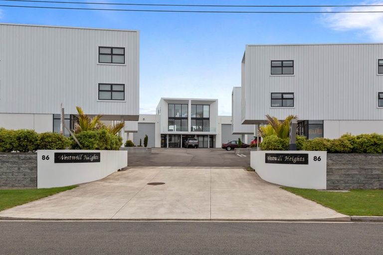 Photo of property in 2/86 Hurlstone Drive, Waiwhakaiho, New Plymouth, 4312