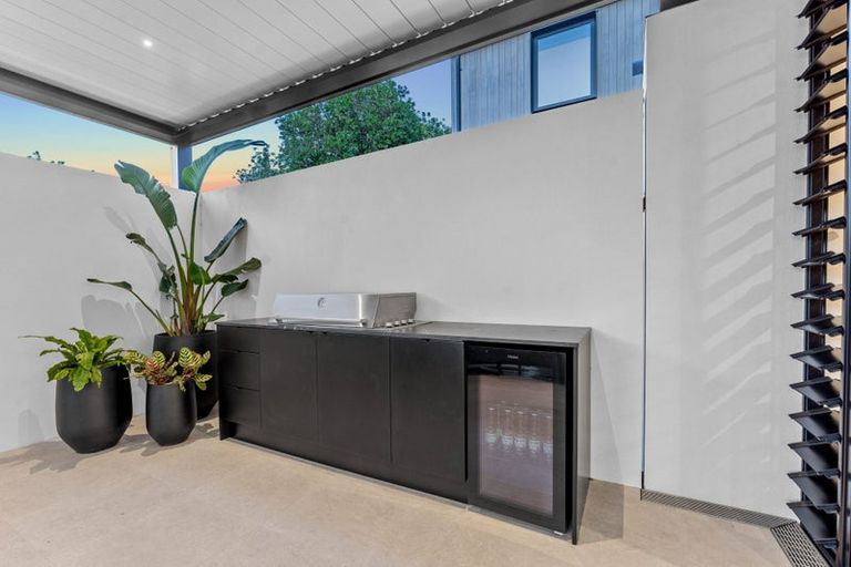 Photo of property in 17a Roland Road, Greenhithe, Auckland, 0632