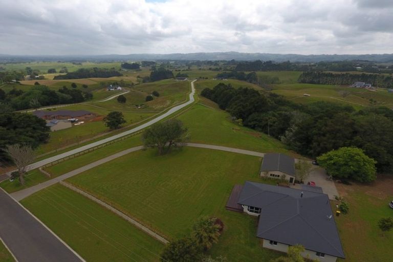 Photo of property in 21 Bush Road, Waiatarua, Auckland, 0604