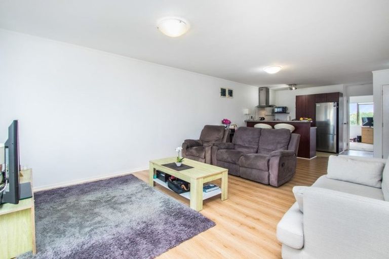 Photo of property in 32/120 Beach Haven Road, Beach Haven, Auckland, 0626