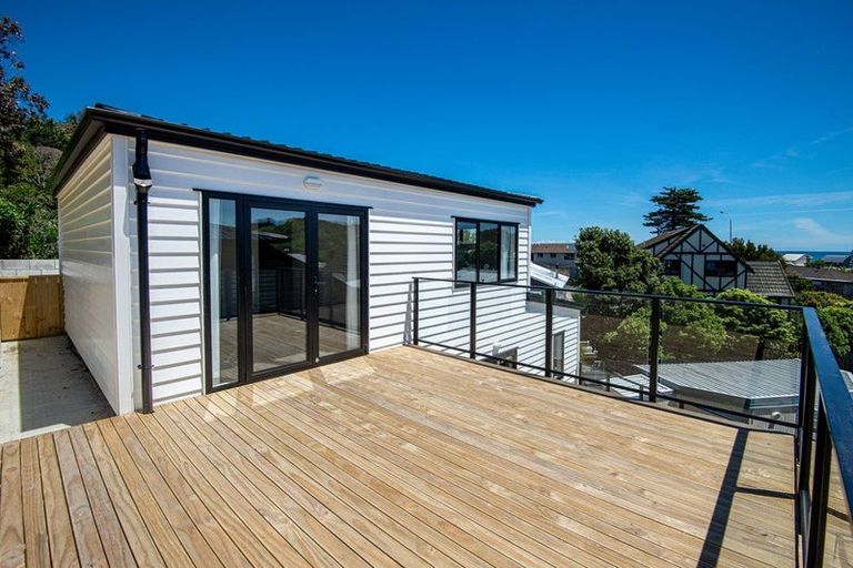 Photo of property in 6a Grays Road, Plimmerton, Porirua, 5026