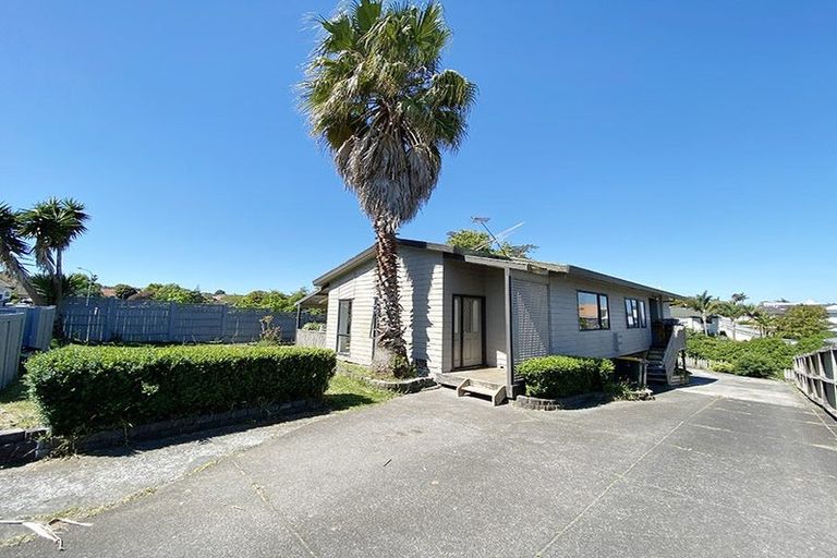 Photo of property in 49 Gosford Drive, Botany Downs, Auckland, 2010