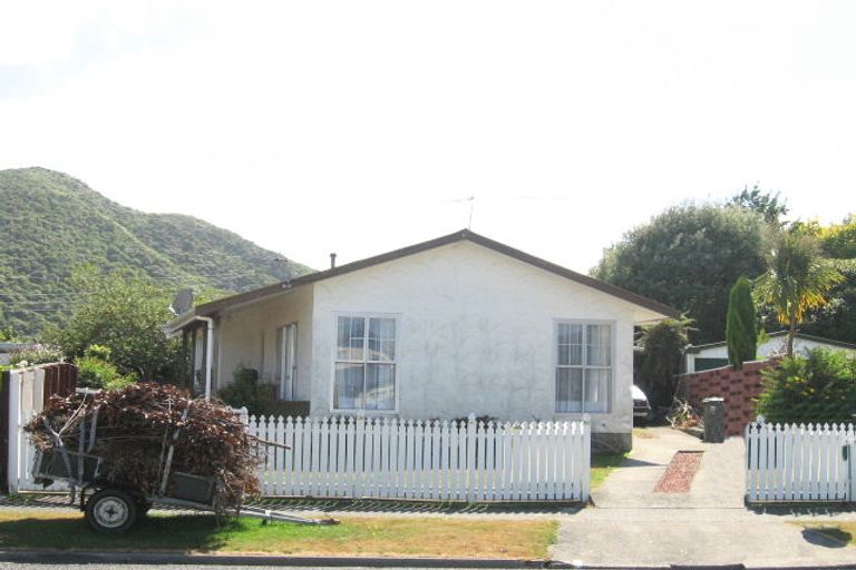 Photo of property in 22 Turon Crescent, Totara Park, Upper Hutt, 5018