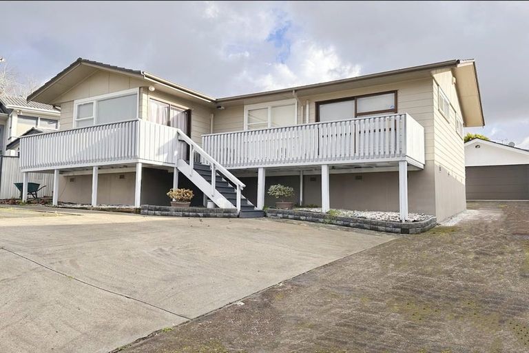 Photo of property in 32 Felgrove Street, Glendene, Auckland, 0602