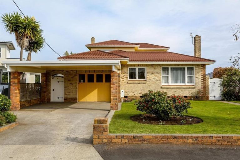 Photo of property in 8 Strandon Place, Strandon, New Plymouth, 4312