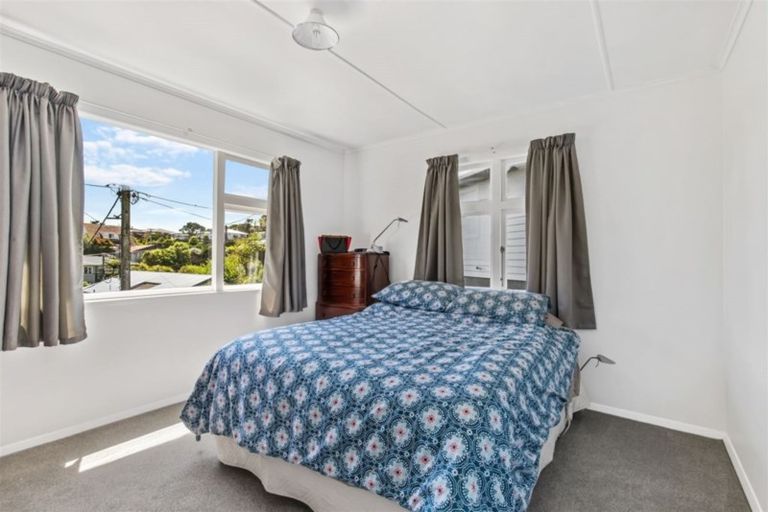 Photo of property in 6 Royston Way, Newlands, Wellington, 6037