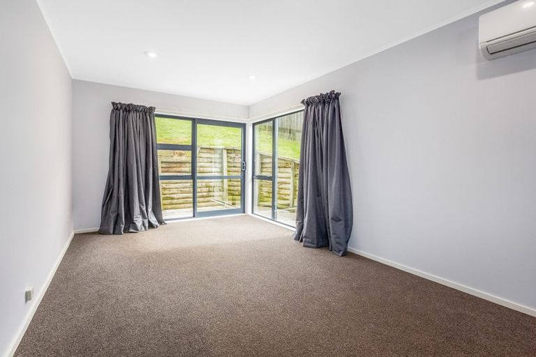 Photo of property in 15 Cobar Close, Maupuia, Wellington, 6022