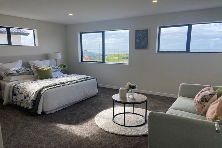 Photo of property in 12 Korowhiti Road, Clarks Beach, 2122