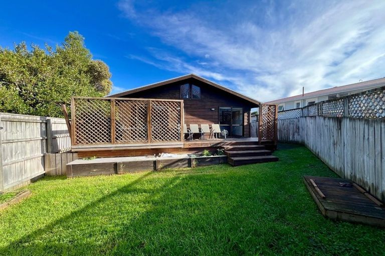 Photo of property in 2/11 Firle Place, Green Bay, Auckland, 0604