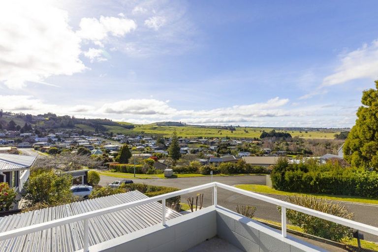 Photo of property in 18 Scenic Heights, Acacia Bay, Taupo, 3330