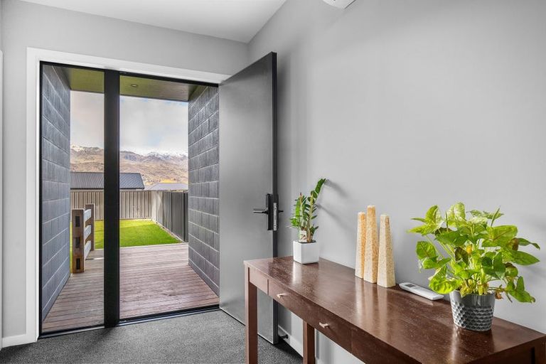 Photo of property in 27 Stratford Drive, Mount Pisa, Cromwell, 9383