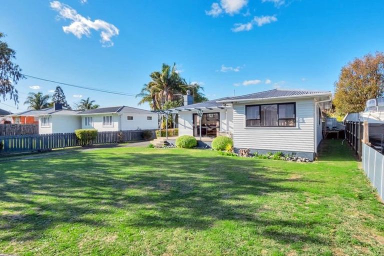 Photo of property in 12 Salas Place, Papakura, 2110