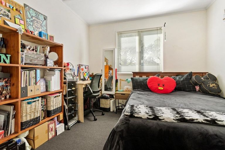 Photo of property in 2/99 Hobsonville Road, West Harbour, Auckland, 0618