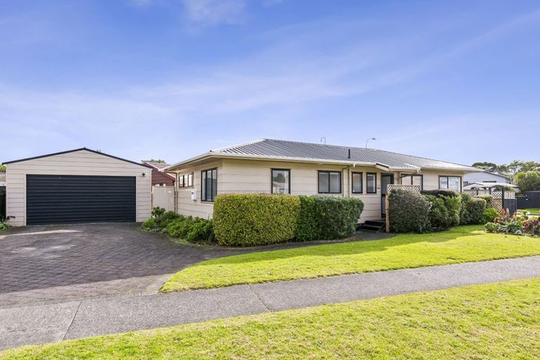 Photo of property in 99 Queens Road, Waikanae Beach, Waikanae, 5036