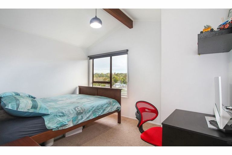 Photo of property in 2/6 Sovereign Place, Glenfield, Auckland, 0629