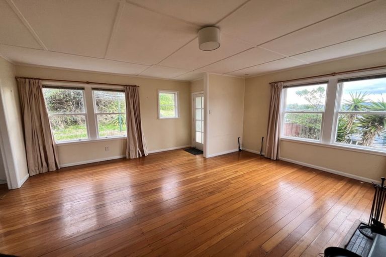 Photo of property in 6 Bowes Crescent, Strathmore Park, Wellington, 6022