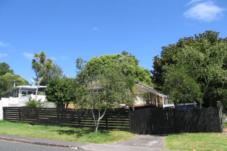 Photo of property in 77 Vandeleur Avenue, Birkdale, Auckland, 0626