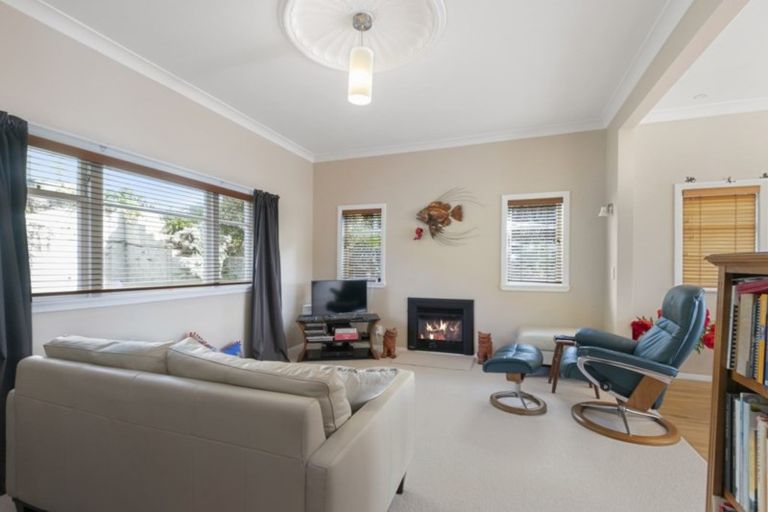 Photo of property in 132 Miromiro Road, Normandale, Lower Hutt, 5010