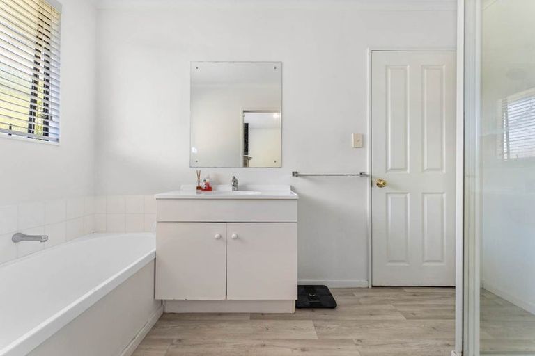 Photo of property in 32 Hewlett Road, Massey, Auckland, 0614