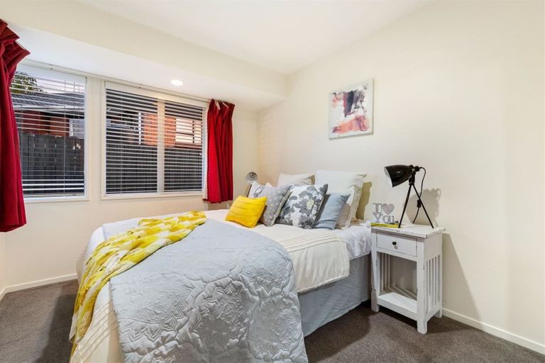 Photo of property in 10 Kerlin Crescent, West Harbour, Auckland, 0618