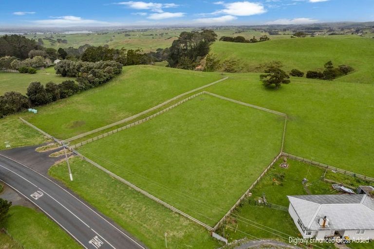 Photo of property in 2590 Awhitu Road, Awhitu, 2684