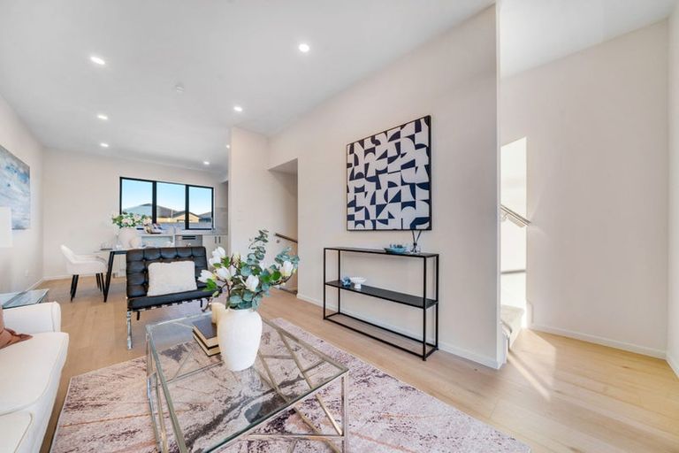 Photo of property in 2/32 Tiraumea Drive, Pakuranga, Auckland, 2010