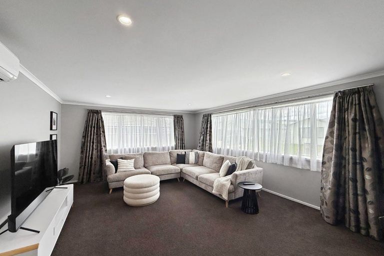 Photo of property in 17 Poulson Grove, Trentham, Upper Hutt, 5018