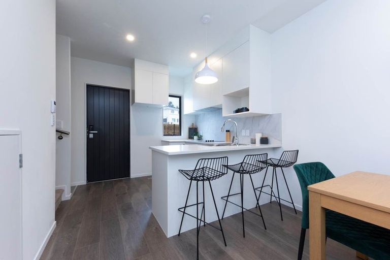 Photo of property in 21 Morihana Close, Glen Eden, 0602