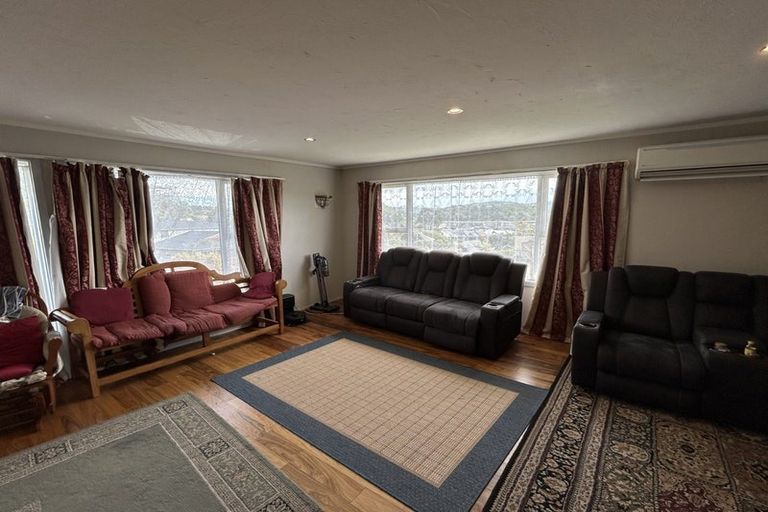 Photo of property in 17 Exploration Way, Whitby, Porirua, 5024