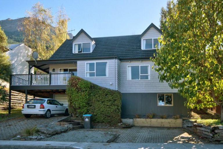 Photo of property in 1 Cameron Place, Fernhill, Queenstown, 9300