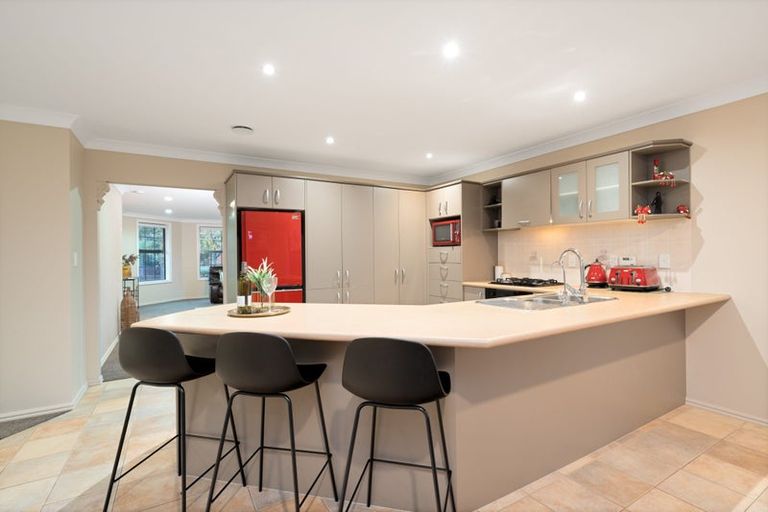 Photo of property in 30 South Kensington Way, Henderson, Auckland, 0612