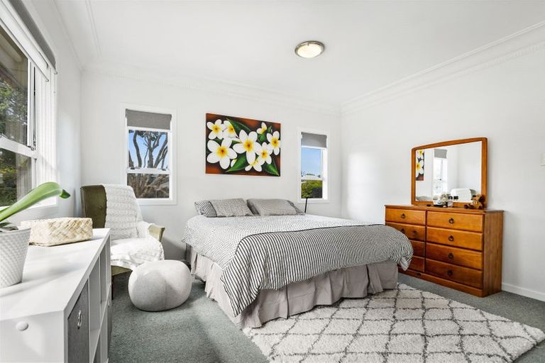 Photo of property in 42 Yeovil Road, Te Atatu Peninsula, Auckland, 0610