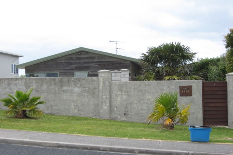 Photo of property in 1315 Whangaparaoa Road, Army Bay, Whangaparaoa, 0930