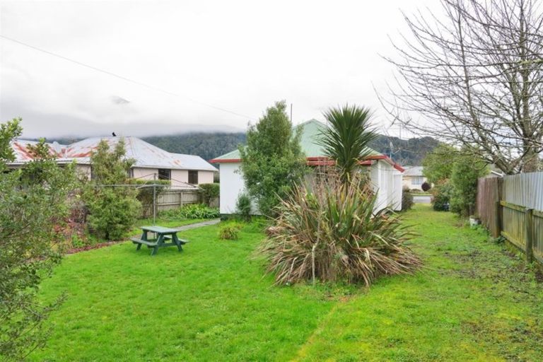Photo of property in 1 Milton Street, Murchison, 7007
