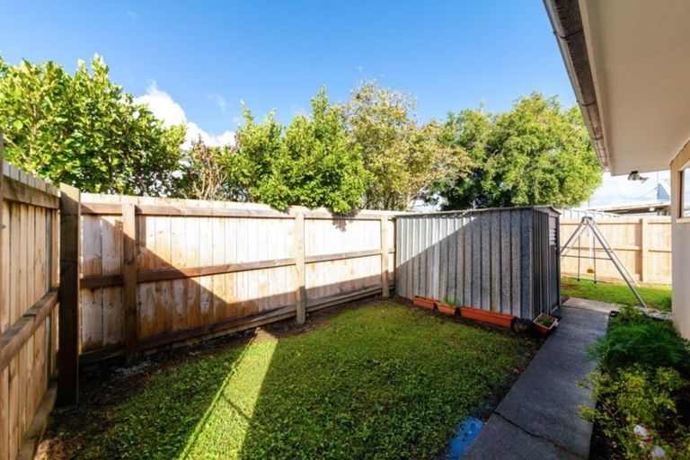Photo of property in 1/9a Tawa Road, Te Atatu Peninsula, Auckland, 0610
