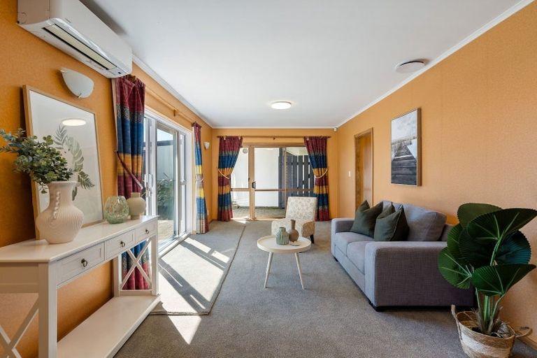 Photo of property in 32 Brooker Grove, Newlands, Wellington, 6037