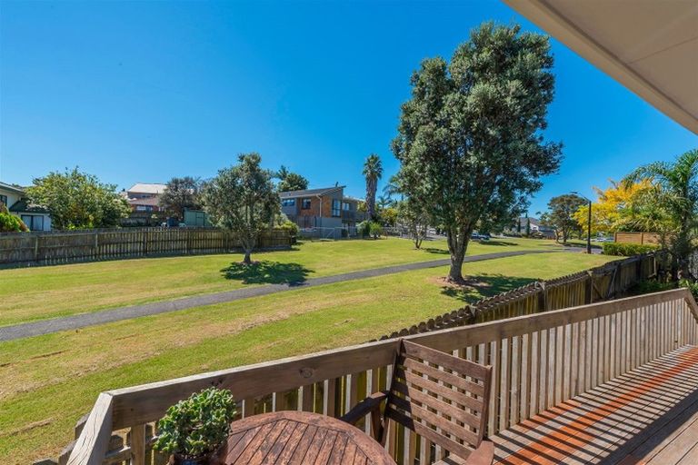 Photo of property in 2/1 Bass Street, West Harbour, Auckland, 0618