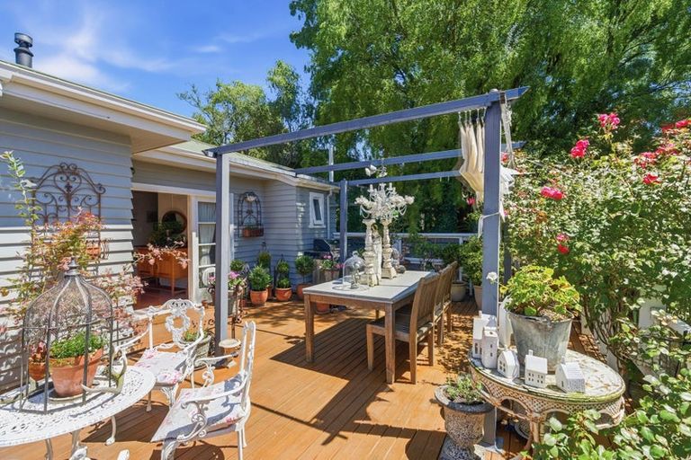 Photo of property in 32 Martindales Road, Heathcote Valley, Christchurch, 8022