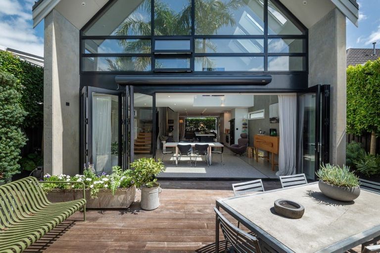 Photo of property in 81 Queen Street, Northcote Point, Auckland, 0627