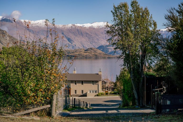 Photo of property in 16 Briar Bank Drive, Wanaka, 9305