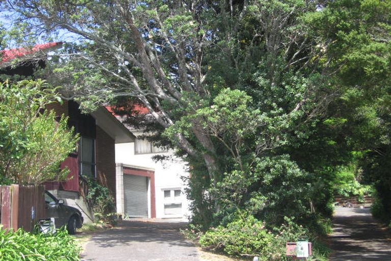 Photo of property in 2/9 Tusac Place, Totara Vale, Auckland, 0627